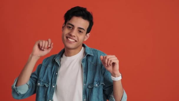 Der Lächelnde Arabische Mann Tanzt Orangefarbenen Studio — Stockvideo
