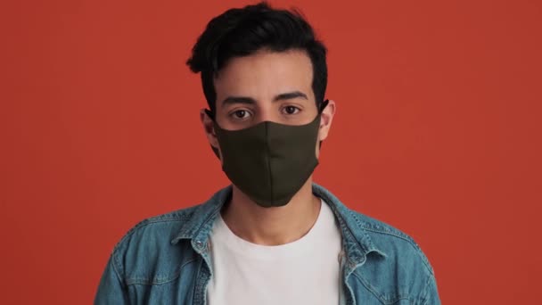 Ett Porträtt Ledsen Arabisk Man Skyddsmask Som Visar Tummen Ner — Stockvideo