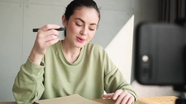 Een Gelukkige Vrouw Die Videogesprek Telefoon Praat Actief Gebaart Terwijl — Stockvideo