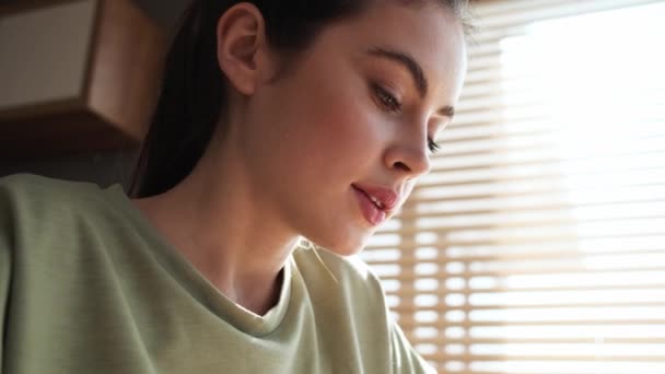 Close Shot Van Een Pensive Vrouw Zoek Naar Iets Tijdens — Stockvideo