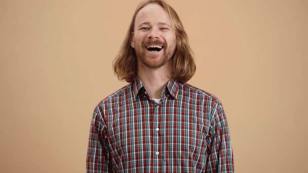 Uomo Sorridente Con Capelli Lunghi Una Camicia Quadri Piedi Uno — Video Stock