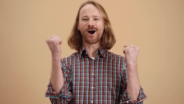 Der Glückliche Mann Mit Den Langen Haaren Karierten Hemd Jubelt — Stockvideo