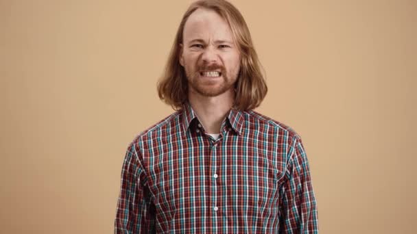 Homme Colère Avec Les Cheveux Longs Dans Une Chemise Carreaux — Video