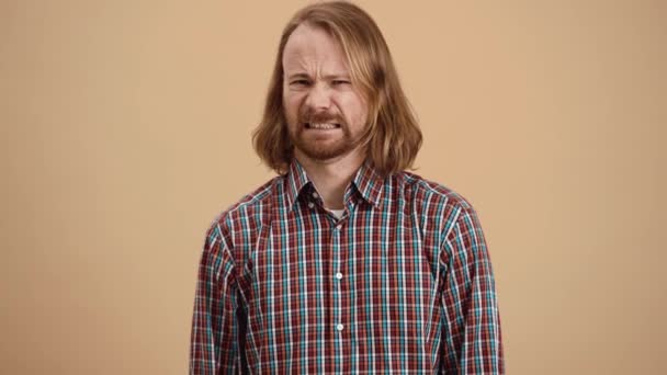 Seorang Pria Yang Tidak Puas Dengan Rambut Panjang Dalam Kemeja — Stok Video