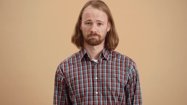 Uomo Con Capelli Lunghi Camicia Quadri Scuote Positivamente Testa Dice — Video Stock