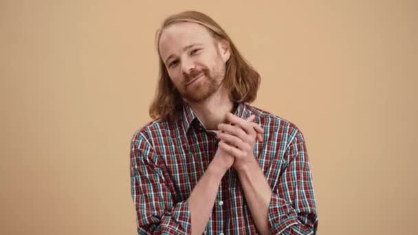 Pozitivní Muž Dlouhými Vlasy Kostkované Košili Taví Tiskne Ruce Sobě — Stock video