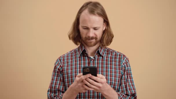 Uomo Con Capelli Lunghi Camicia Quadri Che Digita Qualcosa Telefono — Video Stock