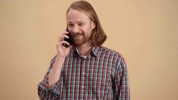 Homem Rindo Com Cabelos Longos Uma Camisa Xadrez Falando Telefone — Vídeo de Stock