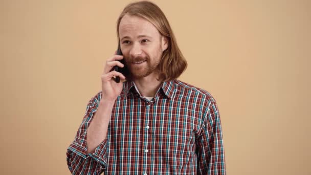 Homem Positivo Com Cabelos Longos Uma Camisa Xadrez Falando Telefone — Vídeo de Stock