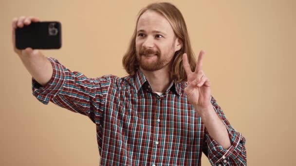 Улыбающийся Мужчина Длинными Волосами Клетчатой Рубашке Делает Селфи Телефону Активно — стоковое видео