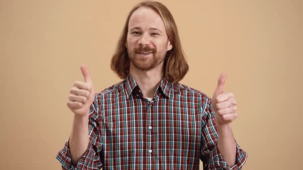Uzun Saçlı Ekose Gömlekli Gülümseyen Bir Adam Ellerini Çırpıyor Bej — Stok video