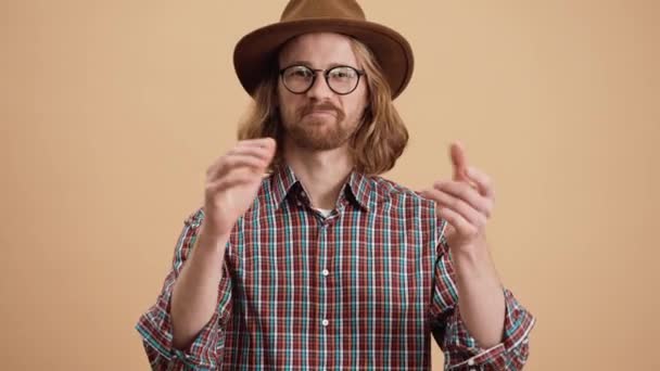 Egy Mosolygós Férfi Kalapban Szemüvegben Tapsol Két Hüvelykujját Felemeli Miközben — Stock videók