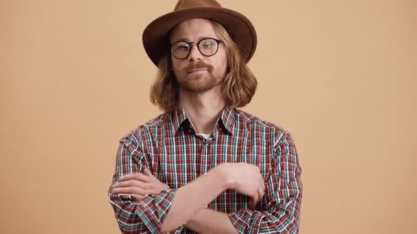 Hombre Confiado Sombrero Las Gafas Moviendo Cabeza Positivamente Mientras Está — Vídeo de stock