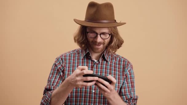 Omul Zâmbitor Pălărie Ochelari Jucând Jocul Telefon Bucurându Victorie Timp — Videoclip de stoc