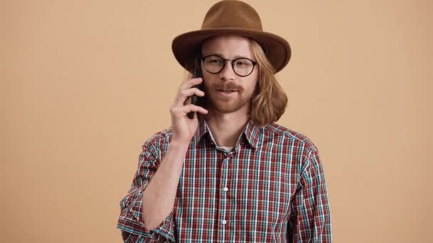 Pewien Siebie Mężczyzna Kapeluszu Okularach Rozmawiający Przez Telefon Kręcący Głową — Wideo stockowe