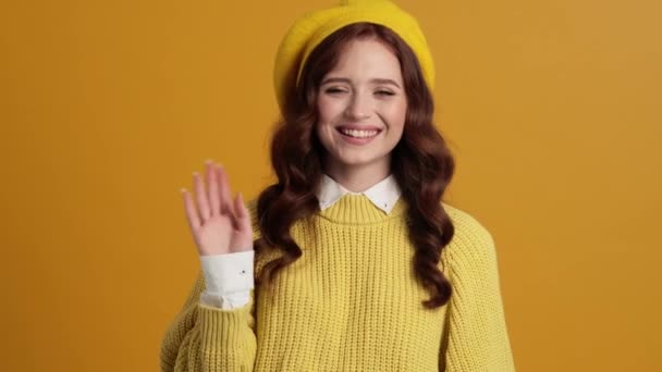 Щаслива Жінка Махає Камери Кличе Пальцем Себе Стоячи Жовтій Студії — стокове відео