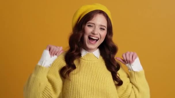 Eine Lächelnde Frau Mit Baskenmütze Mit Daumen Hoch Geste Gelben — Stockvideo