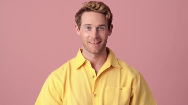 Hombre Sonriente Con Maquillaje Una Camisa Amarilla Saludando Cámara Mientras — Vídeos de Stock