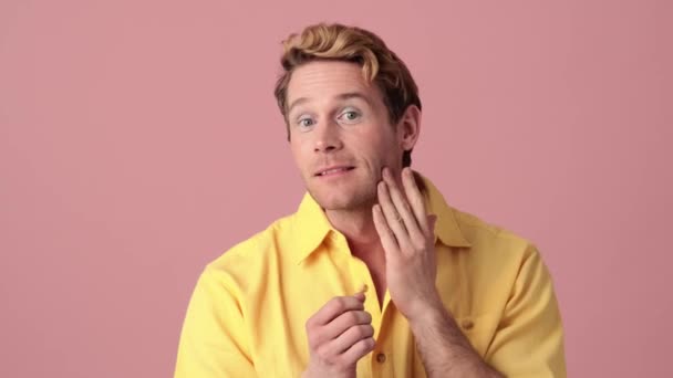 Hombre Sonriente Con Maquillaje Enderezando Apariencia Pie Estudio Rosa — Vídeos de Stock