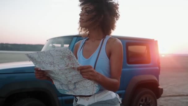 Mulher Africana Com Mapa Nas Mãos Perto Carro Frente Pôr — Vídeo de Stock