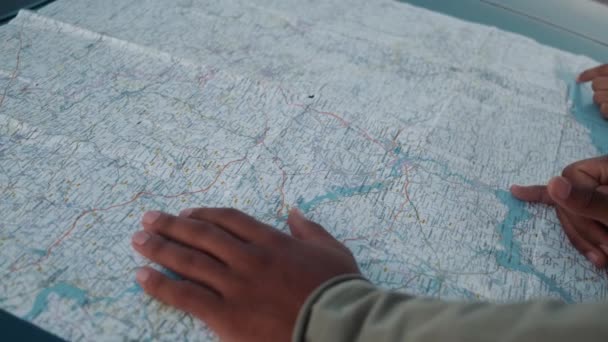 Die Nahaufnahme Einer Landkarte Und Menschliche Hände Die Eine Route — Stockvideo