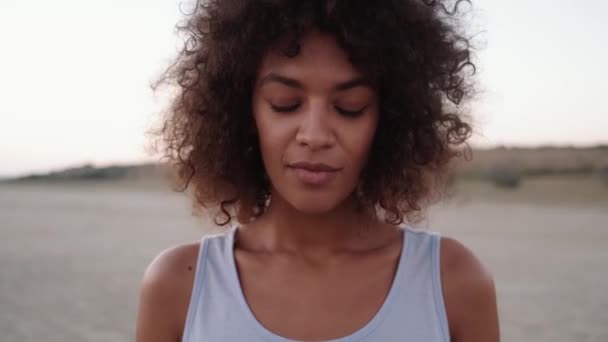 Visão Perto Mulher Sorridente Africana Abrindo Olhos Para Uma Câmera — Vídeo de Stock