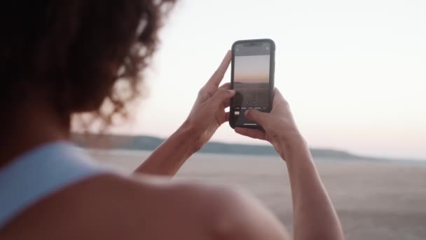 非洲女性的手在大自然的手机上拍下日落的特写照片 — 图库视频影像
