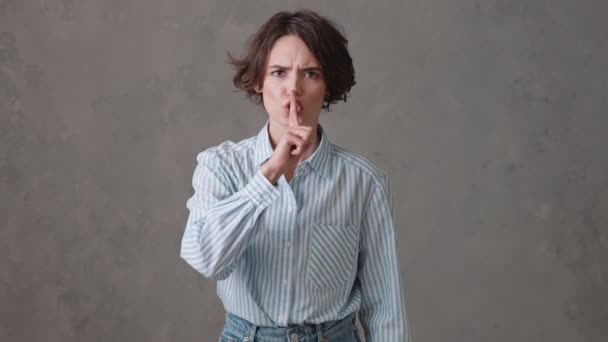 Mujer Enojada Pelo Corto Mostrando Gesto Silencio Mientras Está Pie — Vídeo de stock