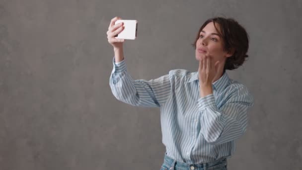 Gelukkige Vrouw Met Kort Haar Maakt Een Selfie Aan Telefoon — Stockvideo