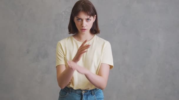 Furiosa Chica Con Una Camiseta Amarilla Agitando Cabeza Negativamente Sin — Vídeo de stock