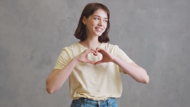 Het Gelukkige Meisje Met Kort Haar Met Haar Hart Gebaar — Stockvideo