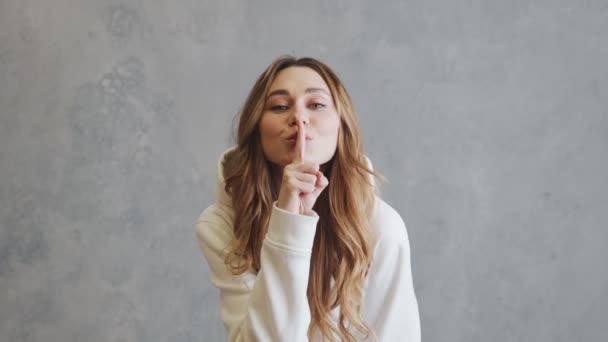 Mulher Feliz Com Capuz Mostrando Gesto Silêncio Enquanto Estava Estúdio — Vídeo de Stock