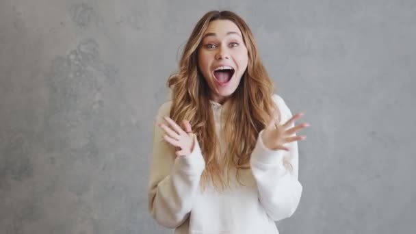 Mulher Feliz Com Capuz Alegrando Pulando Lugar Enquanto Estava Estúdio — Vídeo de Stock