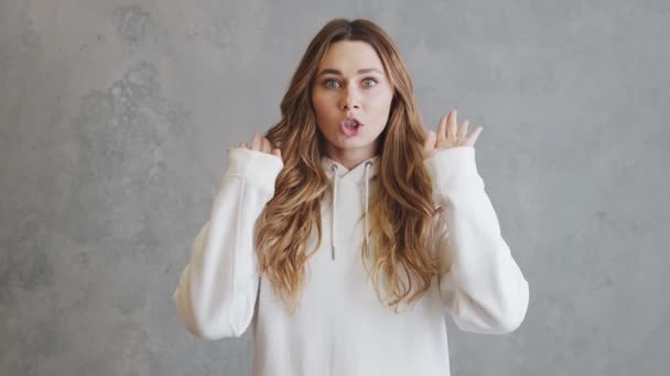 Mujer Sorprendida Con Sudadera Con Capucha Completamente Negando Todo Diciendo — Vídeo de stock