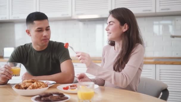 Mujer Feliz Alimentando Hombre Con Una Rebanada Tomate Tenedor Mientras — Vídeo de stock