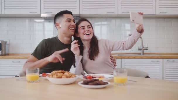 Χαμογελαστό Ζευγάρι Βγάζει Selfie Στο Τηλέφωνο Και Παίρνει Πρωινό Ενώ — Αρχείο Βίντεο
