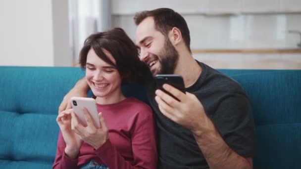 Glücklich Lachendes Paar Mann Und Frau Bedienen Ihre Smartphones Während — Stockvideo