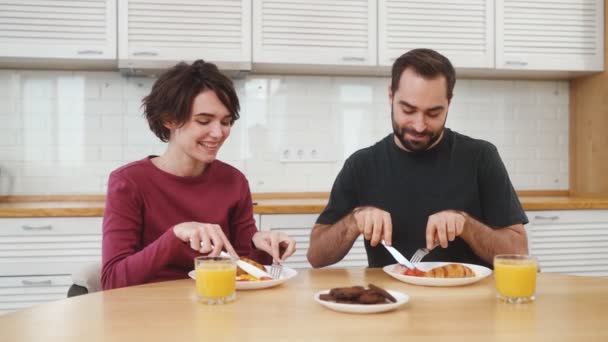 Ευτυχισμένο Ζευγάρι Άντρας Και Γυναίκα Τρώνε Πρωινό Κάθονται Στο Τραπέζι — Αρχείο Βίντεο