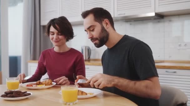 Genç Güzel Bir Çift Kahvaltı Yapıyor Evdeki Mutfakta Masada Oturuyor — Stok video