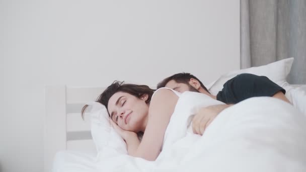 Feliz Joven Pareja Hombre Mujer Están Durmiendo Juntos Cama Blanca — Vídeo de stock