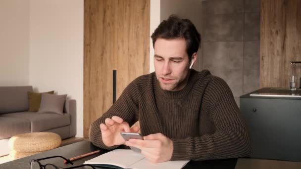 Hombre Mirando Teléfono Hojeando Cinta Habitación — Vídeos de Stock