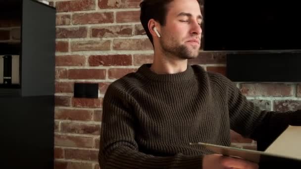 Yorgun Bir Adamın Evrakları Masaya Yatırması Ofisinde Otururken Esnemesi — Stok video