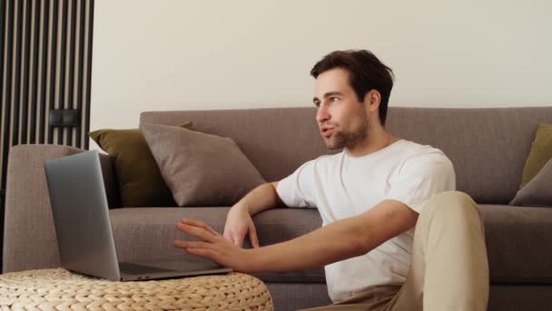 Hombre Positivo Una Camiseta Hablando Videollamada Portátil Gesticulando Activamente Mientras — Vídeos de Stock