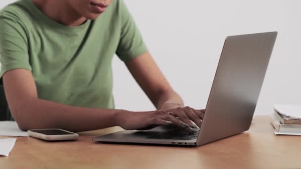 Una Vista Recortada Una Mujer Afroamericana Está Utilizando Computadora Portátil — Vídeo de stock