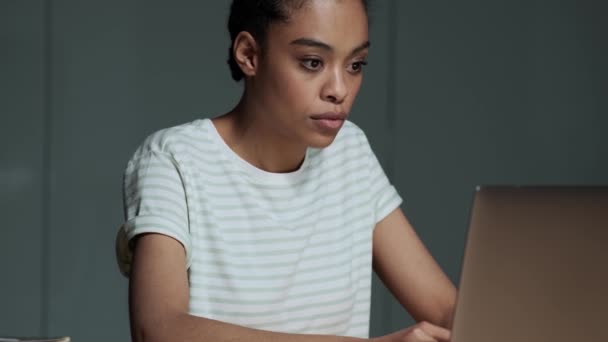 Uma Mulher Americana Séria Está Trabalhando Com Seu Laptop Sentado — Vídeo de Stock
