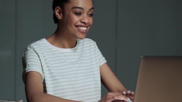 Une Femme Américaine Souriante Parle Avec Une Connexion Vidéo Utilisant — Video