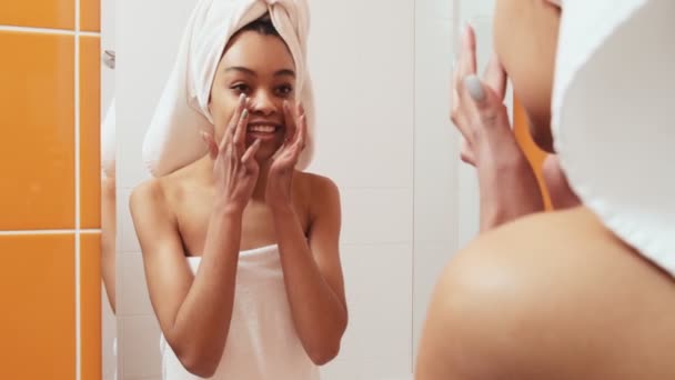 Afrikaanse Vrouw Een Handdoek Kijken Naar Zichzelf Spiegel Douche Aanraken — Stockvideo