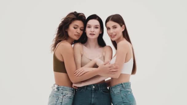 Três Meninas Tops Malha Jeans Posando Para Câmera Enquanto Estão — Vídeo de Stock