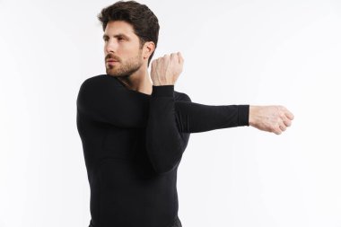 Genç sporcu, beyaz arka planda tek başına çalışırken egzersiz yapıyor.