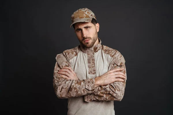 Primer Plano Joven Militar Pensativo Guapo Uniforme Pensando Aislado Sobre —  Fotos de Stock